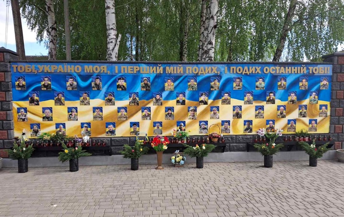 На Рівненщині хлопець вкрав квіти зі стели загиблих військових