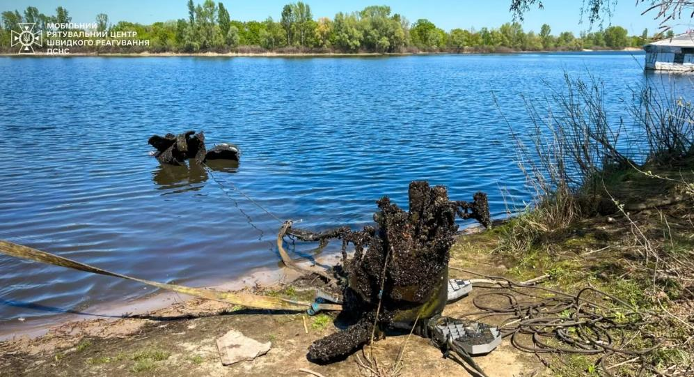 У Києві рятувальники виявили залишки ракети у Верблюжій затоці