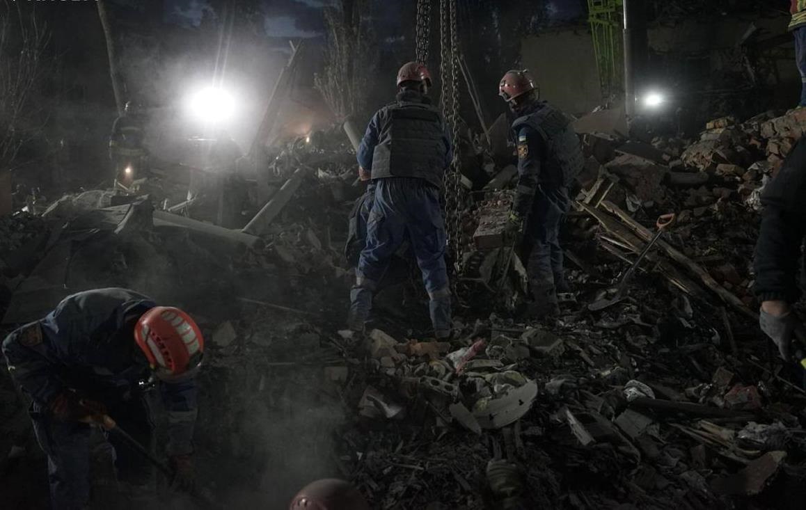 Удар по Києву: під завалами шукають двох дітей