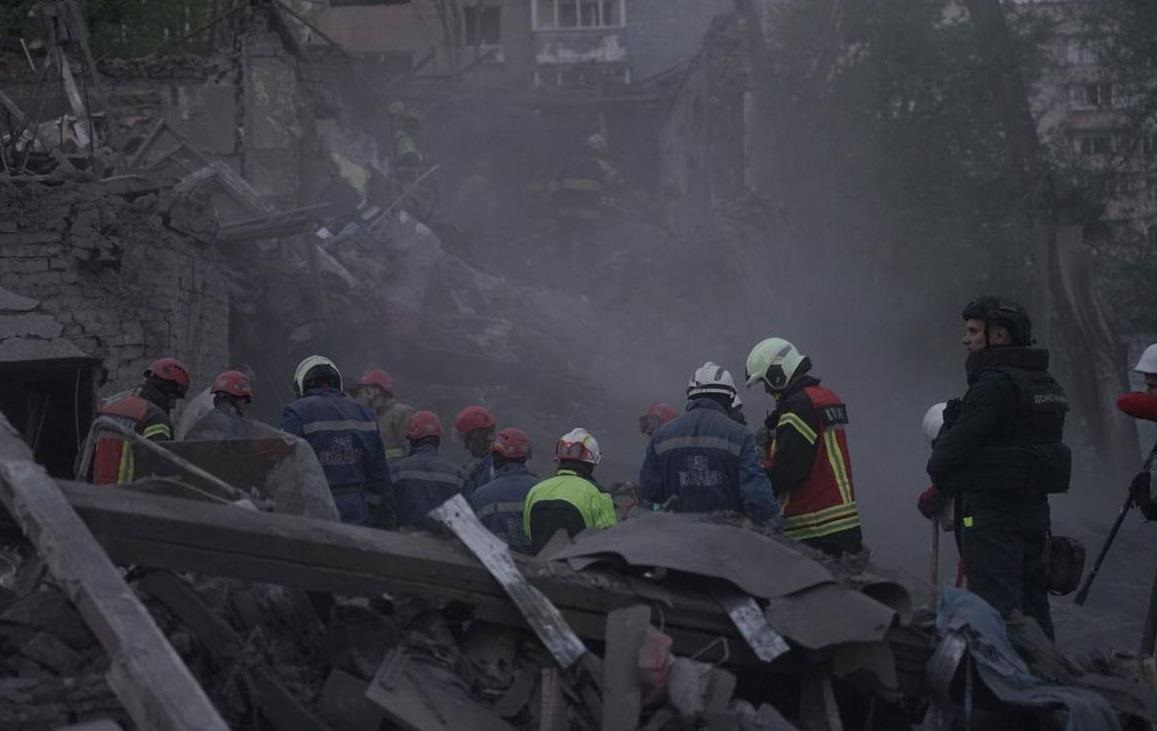 В Києві розбирають завали: підтверджена смерть восьми людей