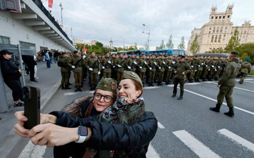 До Москви на парад приїдуть п’ять депутатів Європарламенту – ЗМІ