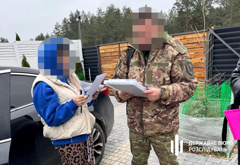 Командир частини незаконно виплатив підлеглій понад 800 тис “бойових”