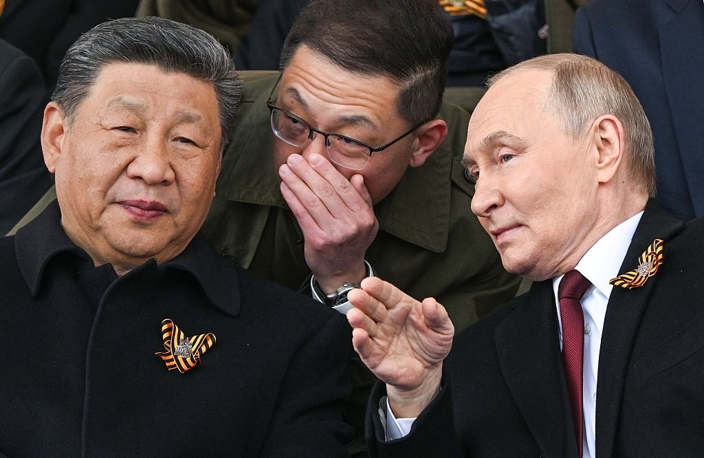 Трибуна на параді: Путін, Сі і злочинці