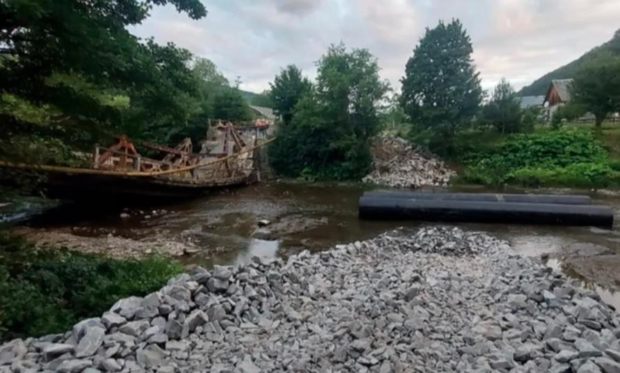 На Закарпатті обвалився міст через річку