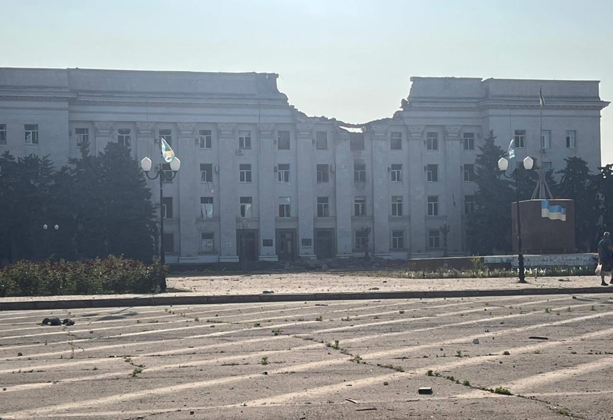 Росіяни зруйнували КАБами центр Херсона
