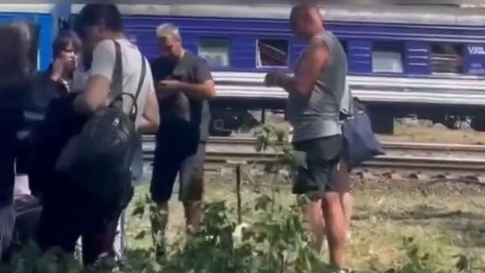 Укрзалізниця повідомила про збій в русі потягів через удар рашистів