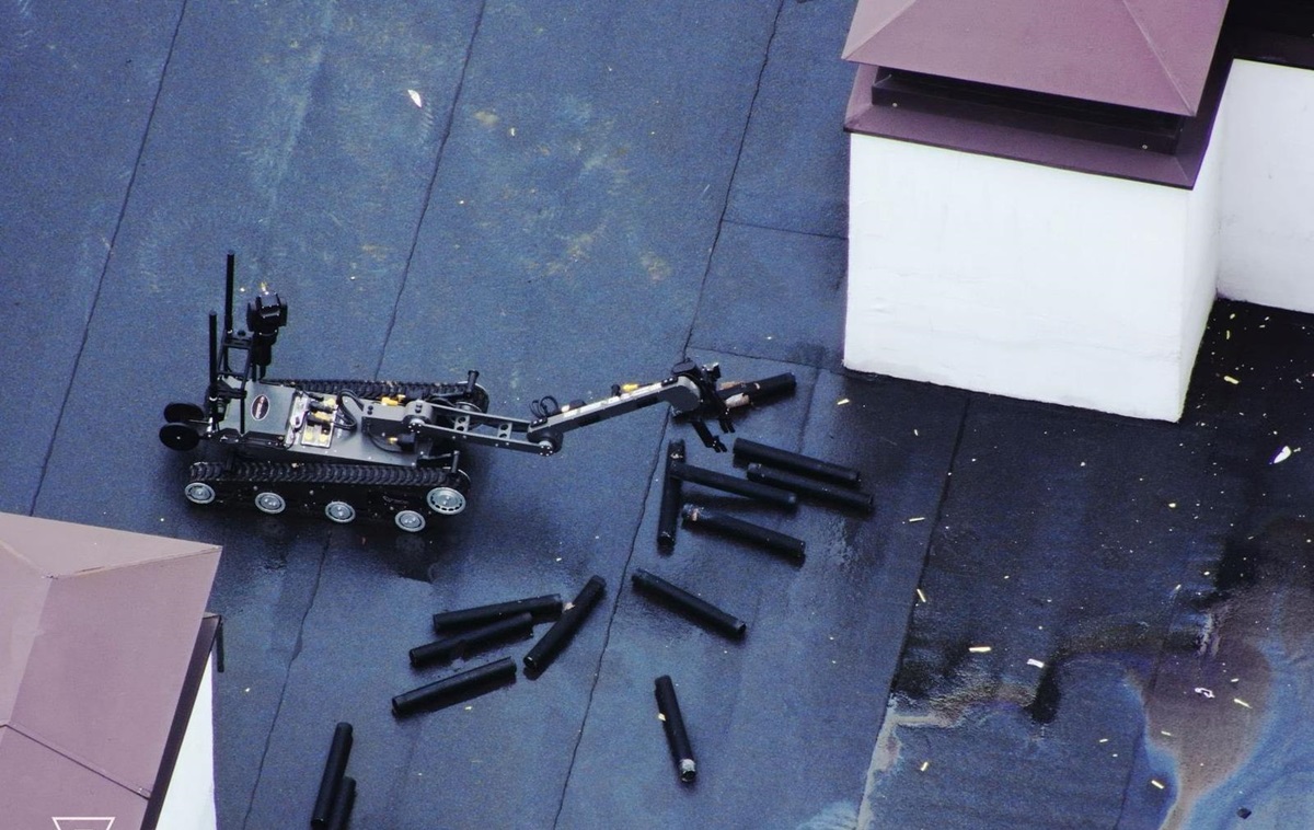 Новини України - Касетні боєприпаси на даху висотки у Вишгороді збирав робот