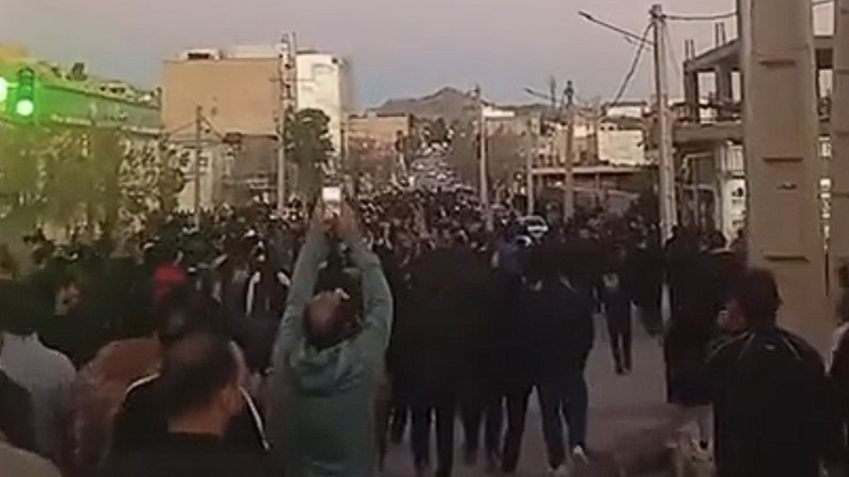 В Ірані протестувальники взяли під контроль два міста